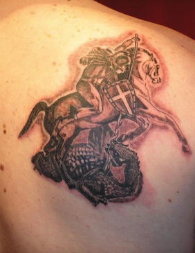 棕色骑马的骑士杀死蛇纹身图案