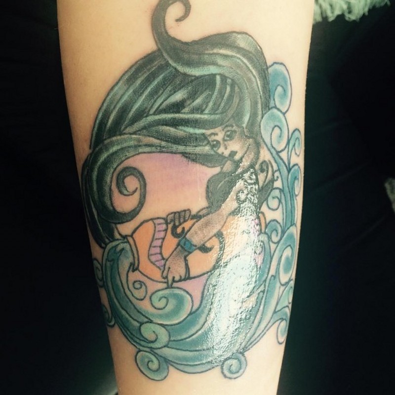手臂彩绘女性水瓶座纹身图案