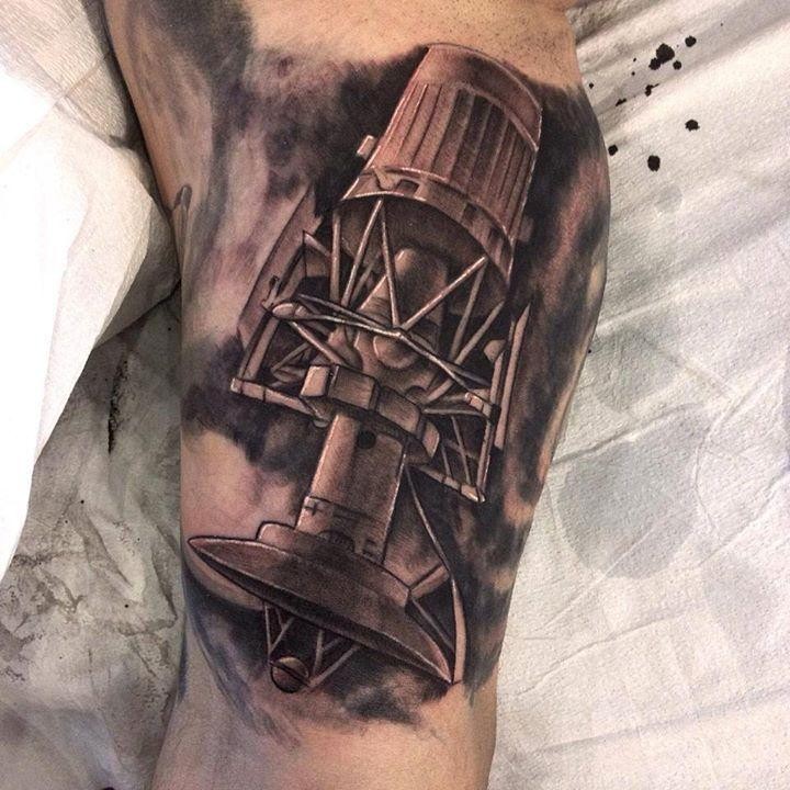 男性手臂棕色现实太空船纹身图案