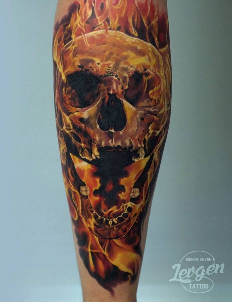 腿部彩色燃烧的骷髅头纹身图案