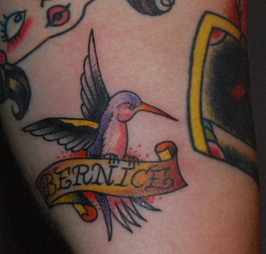 腿部彩色的蜂鸟与英文纹身图案