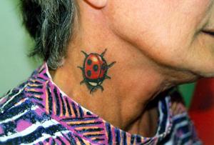 脖子上的彩色小瓢虫纹身图案