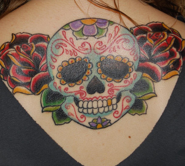 背部彩色糖骷髅与玫瑰纹身图案