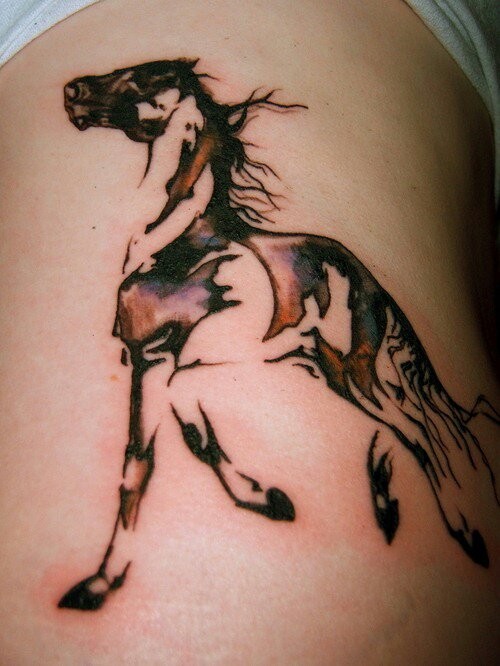 腿部棕色的野马纹身图案