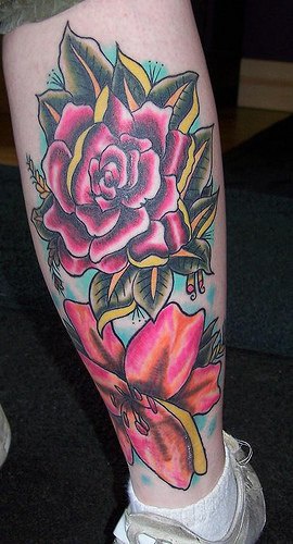 腿部彩色莉莉和玫瑰花纹身图片
