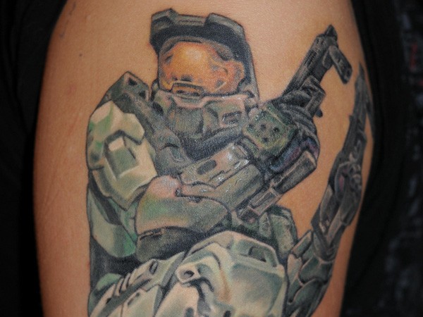 男性肩部彩色光环战士纹身图片