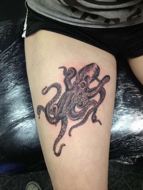 女性腿部黑棕色章鱼纹身图案
