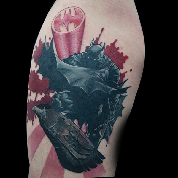 男性肩上彩色蝙蝠侠纹身图案