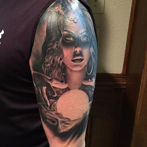肩部神秘女人与光球的纹身图案