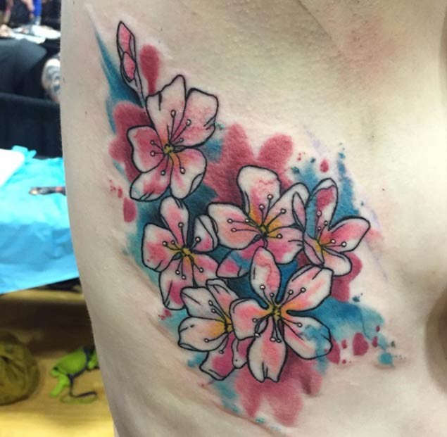 腰侧彩色天然花卉纹身图案