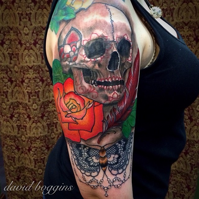 肩部水彩色的骷髅和玫瑰纹身图案