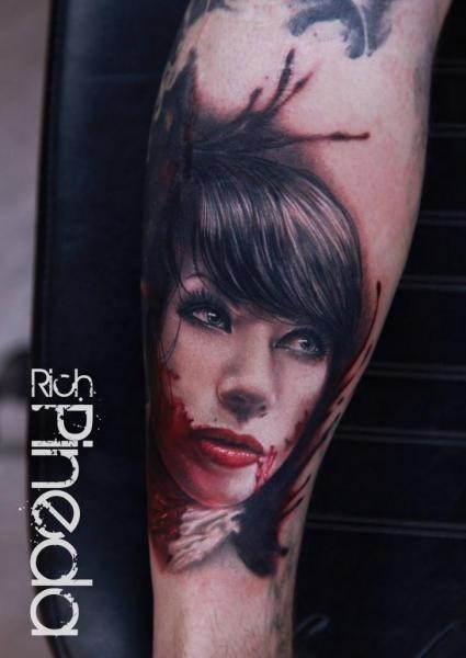 手臂逼真的彩色吸血鬼女人肖像纹身图片