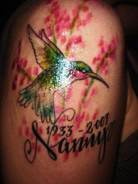肩部彩色蜂鸟与纪念日纹身图片