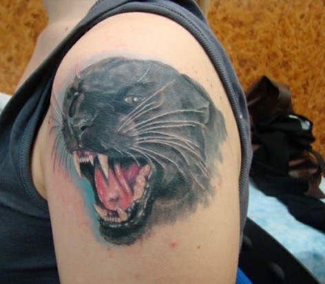 肩部黑色笑的黑豹纹身图案