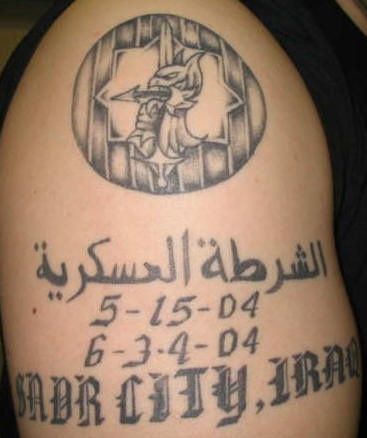 肩部黑色伊拉克的军事纪念纹身