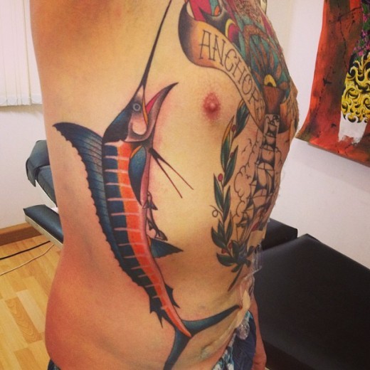 男性腰侧上的彩色剑鱼纹身图案