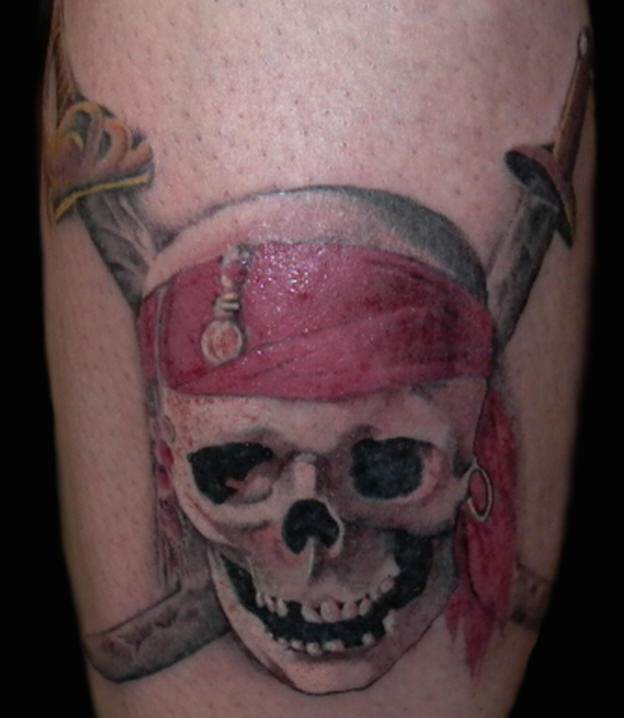 腿部彩色逼真加勒比海盗骷髅纹身图片
