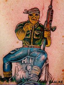 男性背部彩色杀手纹身图案