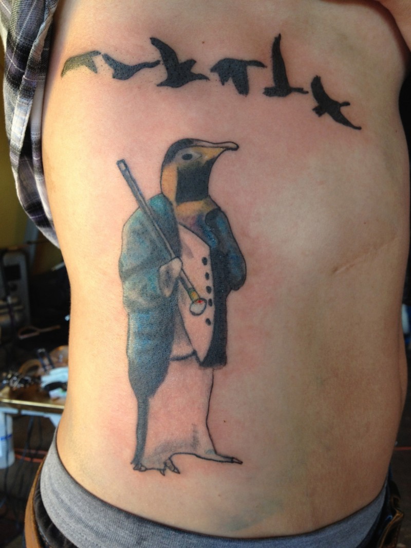 腰侧彩色鸟类和企鹅纹身图案