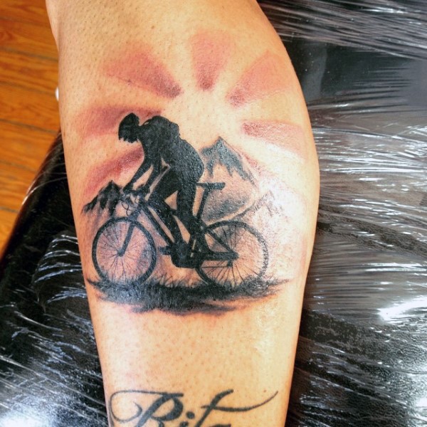 腿部黑色黎明骑自行车的人纹身