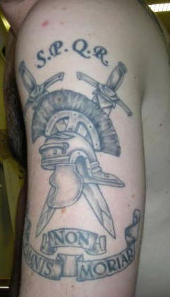 肩部灰色r罗马帝国拉丁文纹身图案