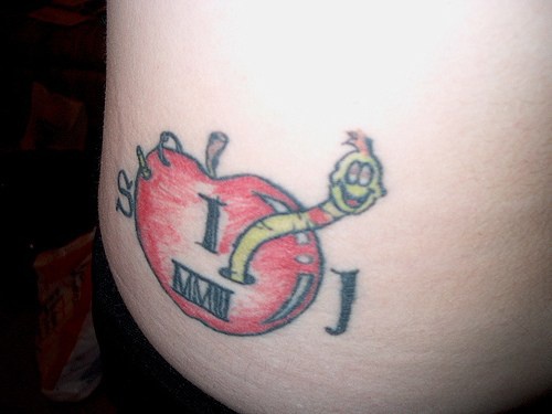 腰部彩色红苹果与蠕虫纹身图案