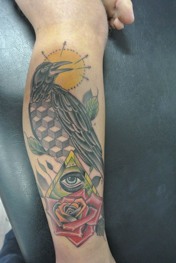 腿部彩色乌鸦与玫瑰纹身图案