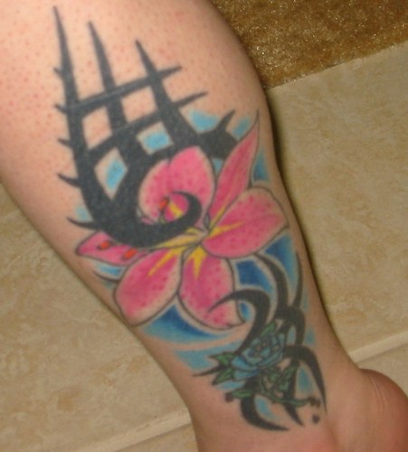 腿部彩色粉百合花纹身图案