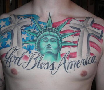 胸部彩色上帝保佑美国超级爱国纹身