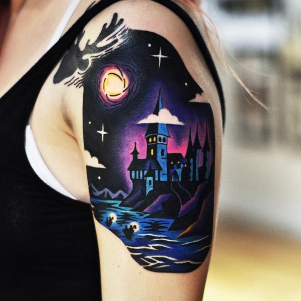 女性肩部彩色小城堡纹身图案