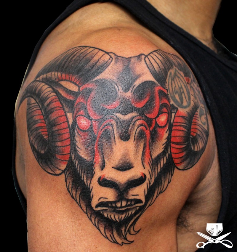 男性肩部红色公羊头纹身图案