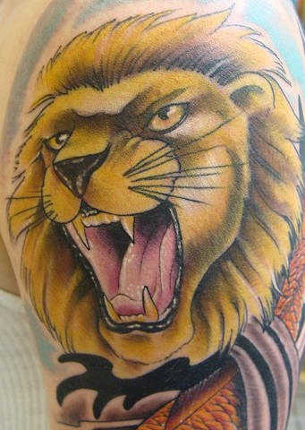 肩部彩色咆哮的狮子纹身图案