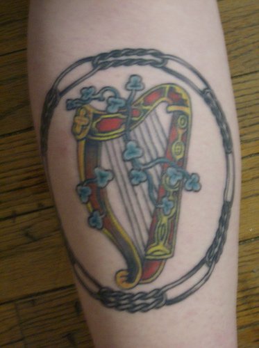 手臂彩色爱尔兰风格竖琴纹身图片