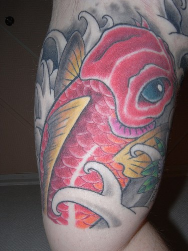 肩部彩色日本锦鲤纹身图片