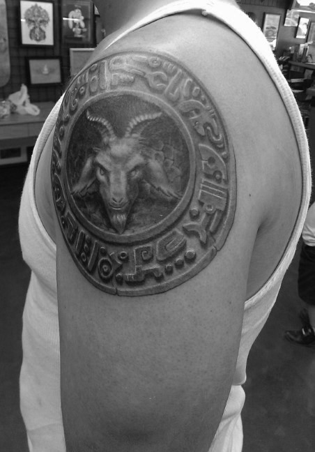 肩部黑灰石雕风山羊古代片纹身图案