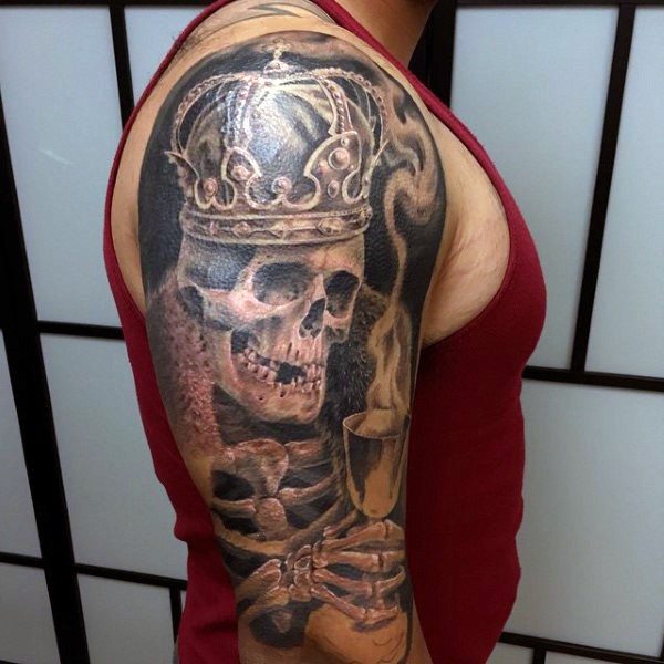 壮观的肩部骷髅国王与酒杯纹身图片