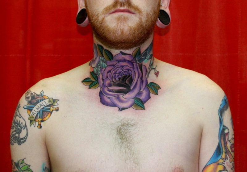 男性脖子紫色玫瑰花纹身图案