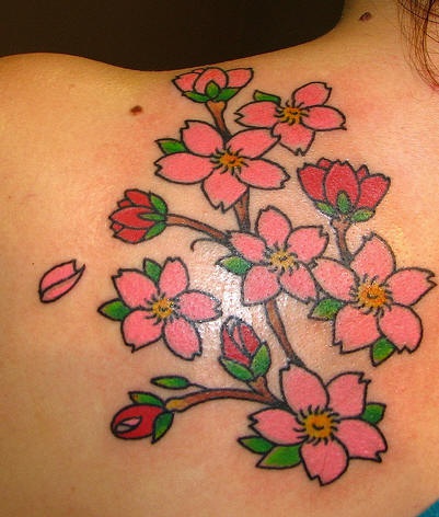 女性肩部彩色桃花纹身图案