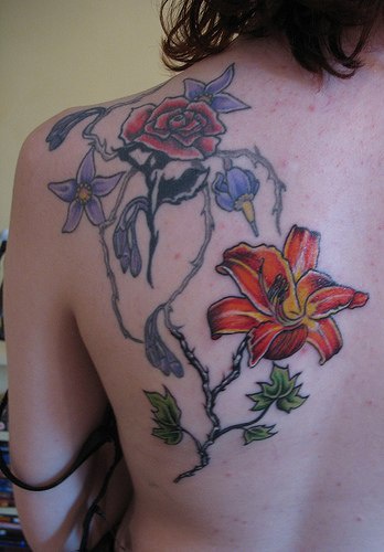 肩部彩色玫瑰和百合花纹身图片