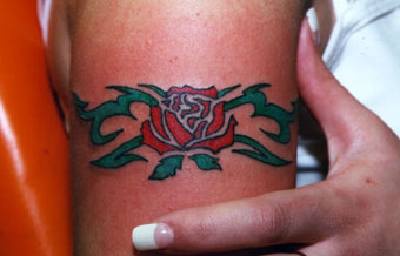 手臂彩色红玫瑰袖标纹身图案