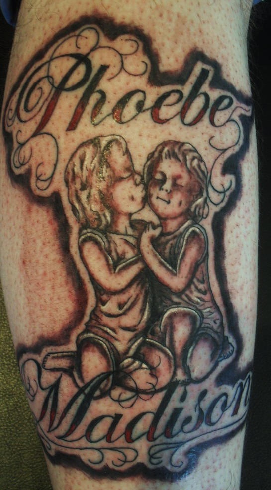 腿部棕色孩子菲比和麦迪逊纹身图案