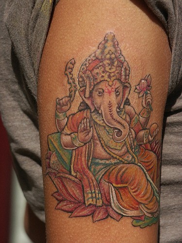 手臂彩色印度甘尼萨象神纹身图片