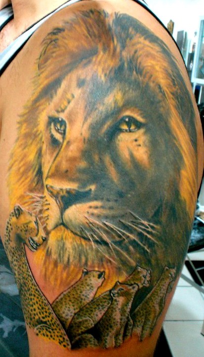 肩部彩色狮子王与豹色纹身图片