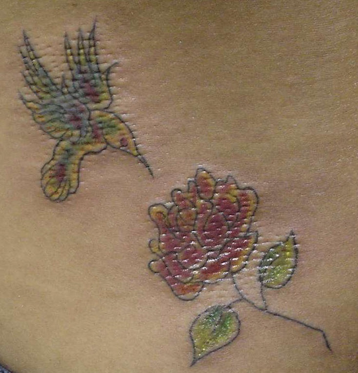肩部彩色蜂鸟与花朵纹身图片