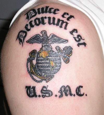 肩部美国海军陆战队的标志纹身图案
