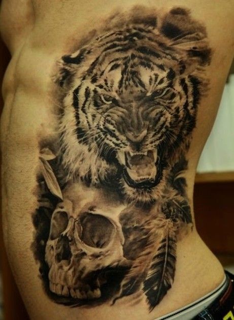 男性腰部黑白老虎与 骷髅纹身图案