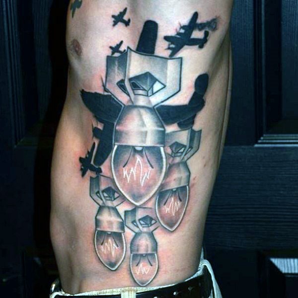 腰侧插画风格的炸弹形灯泡二战纹身图案
