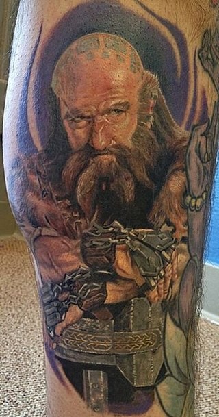 腿部彩色著名电影矮人英雄纹身图片
