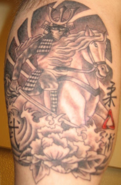 肩部棕色战士与马纹身图案