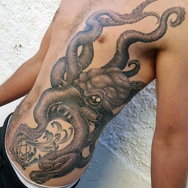 男性腰侧黑灰色逼真章鱼纹身图案